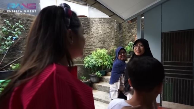 Momen Nagita Slavina grebek rumah karyawan (YouTube Rans Entertainment)