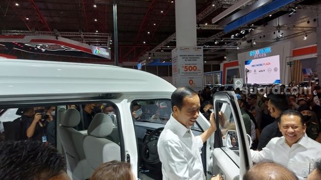 Presiden RI Joko Widodo bertandang ke booth Asemka dalam pameran IIMS 2023 [Suara.com/Manuel Jeghesta Nainggolan].