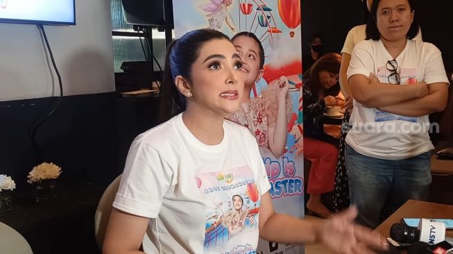 7 Artis Makan Bersama dengan Karyawan, Ada yang Kena Kritik Cara Masaknya Jorok