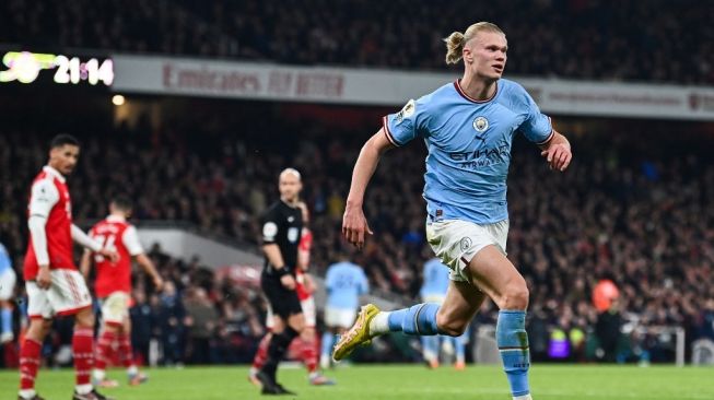 Striker Manchester City Erling Haaland (kanan) melakukan selebrasi dengan rekan setimnya setelah mencetak gol ketiga timnya selama pertandingan tunda pekan ke-12 Liga Inggris antara Arsenal vs Manchester City di Stadion Emirates di London pada 15 Februari 2023.Glyn KIRK / AFP