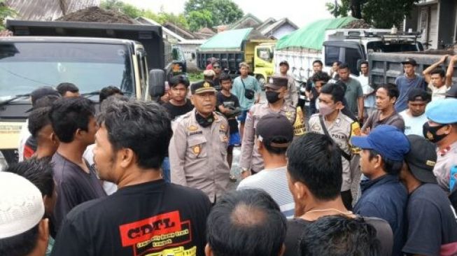 Gara gara Retribusi MBLB Naik,Sopir Dum Aksi di Perbatasan Jenggik Lotim