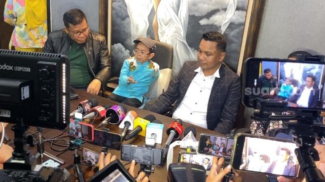 Daus Mini bersama pengacaranya, Insank Nasruddin menggelar jumpa pers terkait rumah tangganya dengan Shelvie Hana Wijaya di kawasan Mampang, Jakarta Selatan, Jumat (17/2/2023). [Adiyoga Priyambodo/Suara.com]