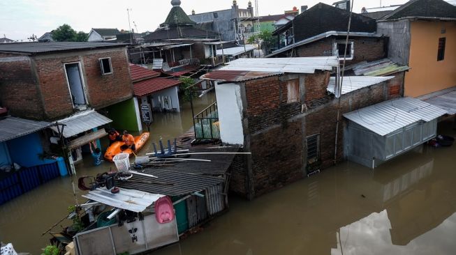 Dua buah mobil terendam banjir di Pucang Sawit, Solo, Jawa Tengah, Jumat (17/2/2023).[ANTARAFOTO/Maulana Surya].