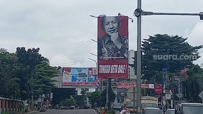 Mantan Ketua Umum DPP Partai Demokrat Anas Urbaningrum dikabarkan bakal segera menghirup udara bebas dalam waktu dekat. Billboard raksasa foto Anas terpampang di Jalan Alternatif Cibubur, Simpang Gerbang Tol Jatikarya seperti dilihat Suara.com pada Jumat (17/2/2023). (Suara.com/Bagaskara)