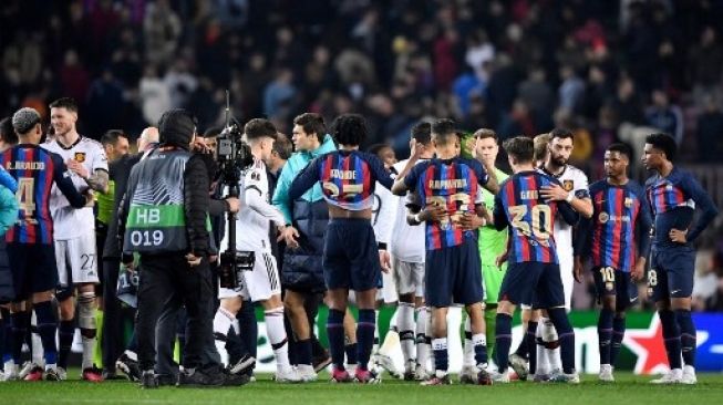 Para pemain kedua tim saling bersalaman  di akhir pertandingan sepak bola leg pertama babak 32 besar Liga Eropa UEFA antara FC Barcelona dan Manchester United di stadion Camp Nou di Barcelona, pada 16 Februari 2023. Pau BARRENA / AFP