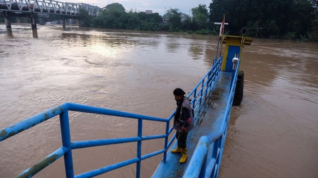 Anggota Satgas Bencana Balai Besar Wilayah Sungai (BBWS) Bengawan Solo, Joko Widodo memantau ketinggian muka air di Pos Automatic Water Level Recorder (AWLR) Jurug Solo, Jawa Tengah, Jumat (17/2/2023). [ANTARAFOTO/Maulana Surya].