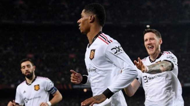 Striker Inggris Manchester United Marcus Rashford (tengah) merayakan golnya pada babak 32 besar Liga Eropa UEFA pertandingan sepak bola leg pertama antara FC Barcelona dan Manchester United di stadion Camp Nou di Barcelona, pada 16 Februari 2023. Josep LAGO / AFP