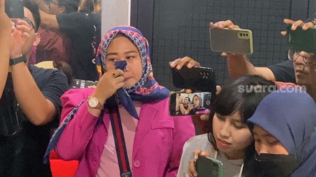 Istri Daus Mini, Shelvie Hana Wijaya mendatangi acara konfrensi pers yang digelar Daus Mini di kawasan Mampang, Jakarta Selatan, Jumat (17/2/2023). Shelvie menangis meminta anaknya dikembalikan. [Adiyoga Priyambodo/Suara.com]