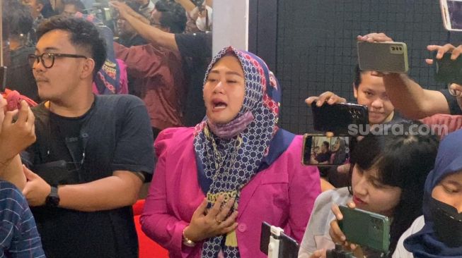 Istri Daus Mini, Shelvie Hana Wijaya mendatangi acara konfrensi pers yang digelar Daus Mini di kawasan Mampang, Jakarta Selatan, Jumat (17/2/2023). Shelvie menangis meminta anaknya dikembalikan. [Adiyoga Priyambodo/Suara.com]