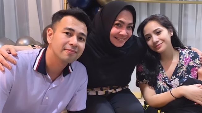 Rieta Amilia bersama Rafathar, Nagita Slavina, dan Raffi Ahmad. (Instagram/ rieta_amilia)