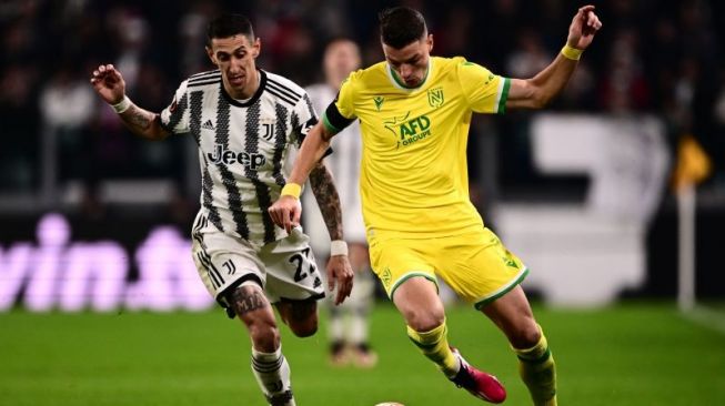 Gelandang Nantes Andrei Girotto (kanan) berduel memperebutkan bola dengan pemain sayap Juventus Angel Di Maria dalam pertandingan leg pertama playoff Liga Europa di Juventus stadium pada 17 Februari 2023. ANTARA/AFP/MARCO BERTORELLO