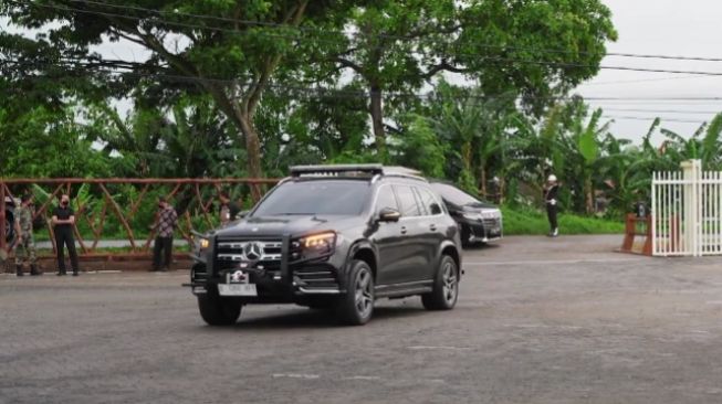 Mobil kawal Paspampres baru bermerk Mercedes-Benz GLS450. (Tangkap layar)