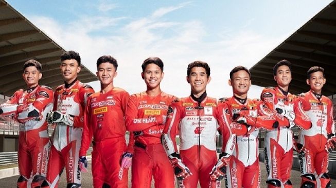 Para rider balap sirkuit aspal dari tim Astra Honda Racing Team binaan Astra Honda, mulai Fadillah Arbi Aditama (paling kiri) sampai Veda Ega Pratama (paling kanan) [PT AHM].