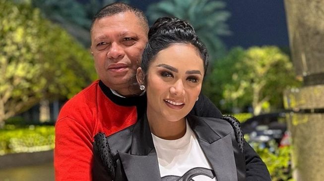 Artis Bongkar Gaya Bercinta Favorit (Instagram/@krisdayantilemos)