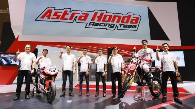 Para rider balap sirkuit non-aspal dari tim Astra Honda Racing Team binaan Astra Honda [PT AHM].