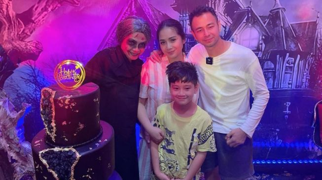 Rieta Amilia bersama Rafathar, Nagita Slavina, dan Raffi Ahmad. (Instagram/ rieta_amilia)