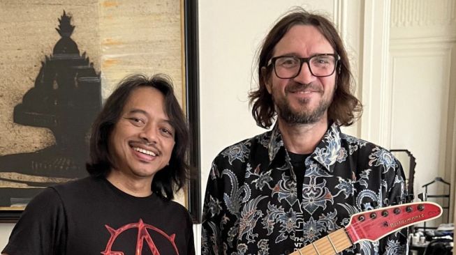 Keren! Gitaris Red Hot Chili Peppers, John Frusciante Pakai Batik Hadiah dari Dewa Budjana