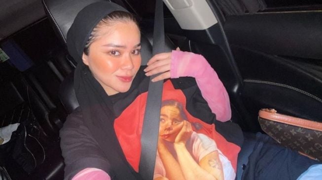 Potret Sivia Azizah Pamer Baby Bump dengan Gaya Hijab (Instagram/@siviazizah)