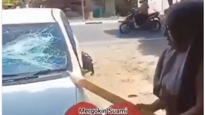 Pergoki Suami Selingkuh, Wanita Ini Ngamuk hingga Hancurkan Mobil