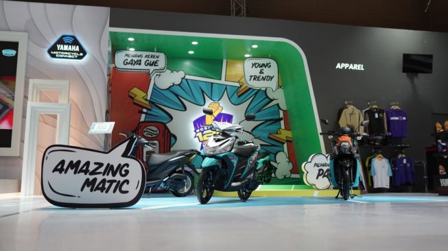 Salah satu area display booth Yamaha Indonesia yang menampilkan motor matik di ajang IIMS 2023 [PT YIMM].