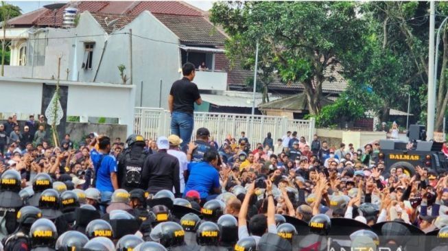 Polisi menghalau ribuan pendukung PSIS Semarang di luar Stadion Jatidiri Semarang, Jumat (17/2/2023)