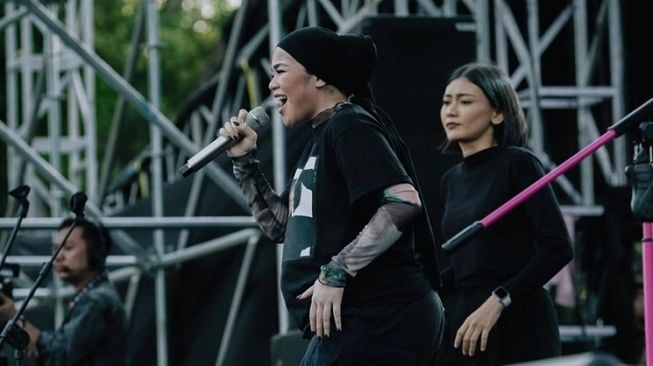 Potret Sivia Azizah Pamer Baby Bump dengan Gaya Hijab (Instagram/@siviazizah)