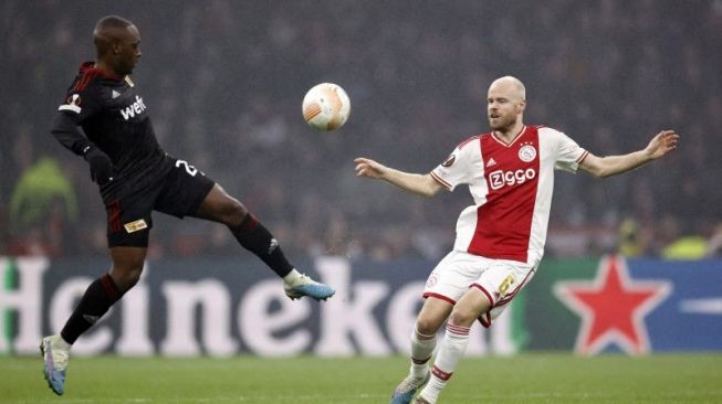 Bek Union Berlin Jerome Roussillon (kiri) berduel memperebutkan bola dengan gelandang Ajax Davy Klaassen dalam pertandingan leg pertama play off Liga Europa di Amsterdam Arena pada 17 Februari 2023. ANTARA/AFP/MAURICE VAN STEEN