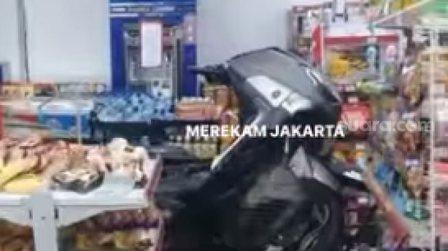 Motor Yamaha NMAX masuk ke rak minimarket di kawasan Kemang, Jaksel. (tangkapan layar/ist)