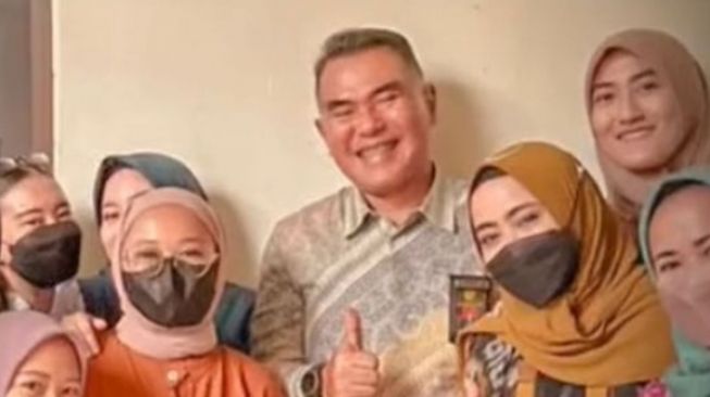 Jadi Idola Baru, Senyum Manis Hakim Wahyu Diberi Kejutan Ulang Tahun Bikin Meleleh Emak-emak