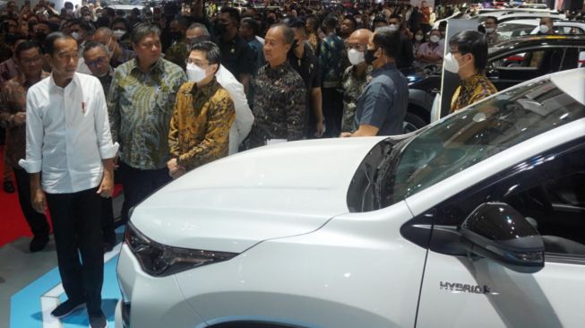 Jokowi kunjungi booth Toyota di IIMS 2023. (TAM)