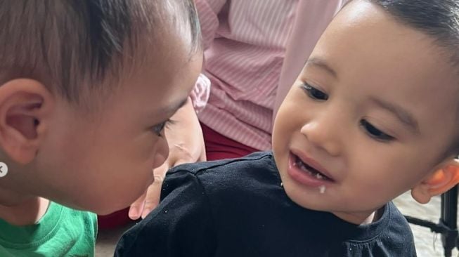 Dikira Anak Kembar, Ini 7 Momen Kebersamaan Rayyanza dan Ukkasya yang Asik Makan Kerupuk