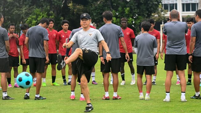 Pelatih Timnas Indonesia U-20 Shin Tae-yong (tengah) menendang bola saat memimpin latihan Timnas U-20 di Lapangan A, Kompleks Gelora Bung Karno, Senayan, Jakarta, Sabtu (18/2/2023). Tmnas U-20 menjalani pemusatan latihan menjelang kejuaraan Piala Asia U-20 2023 di Uzbekistan yang akan dimulai pada 1 Maret 2023. ANTARA FOTO/Indrianto Eko Suwarso/tom. 