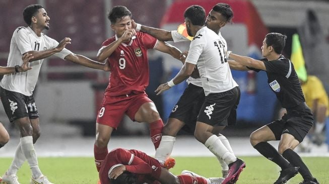 Pesepak bola Timnas Fiji U-20 Pawan Pratap Singh (kedua kanan) memukul pesepak bola Tim Nasional Indonesia U-20 Hokky Caraka (kedua kiri) dalam pertandingan uji coba internasional U-20 di Stadion Utama Gelora Bung Karno (SUGBK), Senayan, Jakarta, Jumat (17/2/2023). Timnas Indonesia U-20 kalahkan Fiji U-20 dengan skor akhir 4-0. ANTARA FOTO/M Risyal Hidayat/foc.