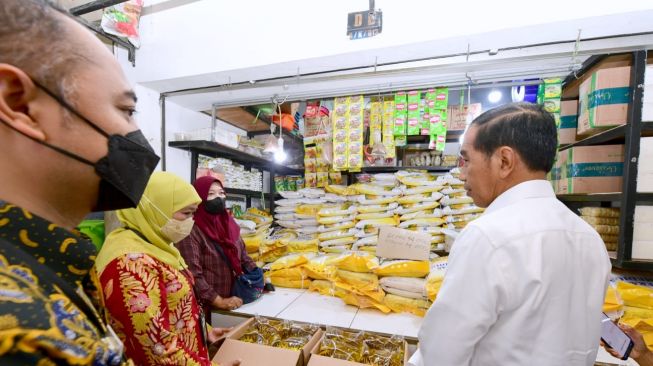 Didampingi Khofifah, Jokowi Cek Harga Beras hingga Telur di Pasar Wonokromo Surabaya