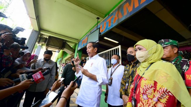 Presiden Jokowi usai mengecek harga bahan pangan di Pasar Wonokromo, Kota Surabaya, Provinsi Jawa Timur, Sabtu (18/2/2023). (Muchlis Jr - Biro Pers Sekretariat Presiden)