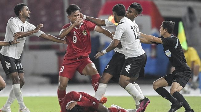 Pesepak bola Tim Nasional Fiji U-20 Pawan Pratap Singh (kedua kanan) memukul pesepak bola Tim Nasional Indonesia U-20 Hokky Caraka (kedua kiri) dalam pertandingan uji coba internasional U-20 di Stadion Utama Gelora Bung Karno (SUGBK), Senayan, Jakarta, Jumat (17/2/2023). Timnas Indonesia U-20 kalahkan Fiji U-20 dengan skor akhir 4-0. ANTARA FOTO/M Risyal Hidayat/foc. 