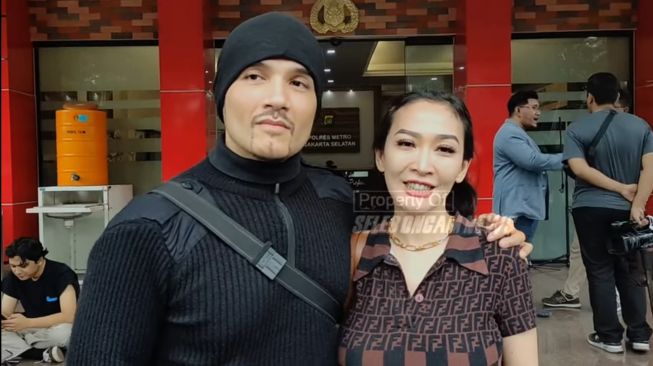 Romy Rafael Mendadak ke Polres Metro Jaksel Bareng Istri, Ada Apa?