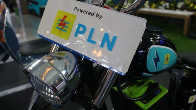 PLN menampilkan sejumlah motor konversi listrik di ajang Indonesia International Motor Show 2023 di Jakarta, Kamis (16/2/2023) (ANTARA/Ahmad Faishal)