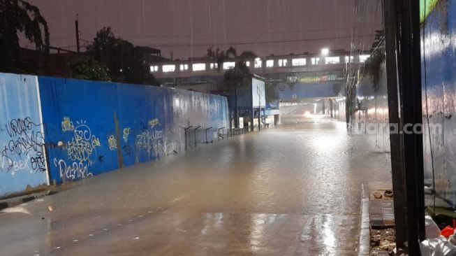 Akses Jalan Baru Underpass, Duren Jaya, Bekasi Timur, Kota Bekasi yang tidak bisa dilalui karena terendam banjir, Minggu (19/2/2023) (Suara.com / Danan Arya)