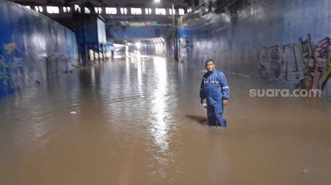 Hujan Deras Guyur Kota Bekasi, Jalan Baru Underpass Ditutup, Warga: Mobil Lewat Tenggelam