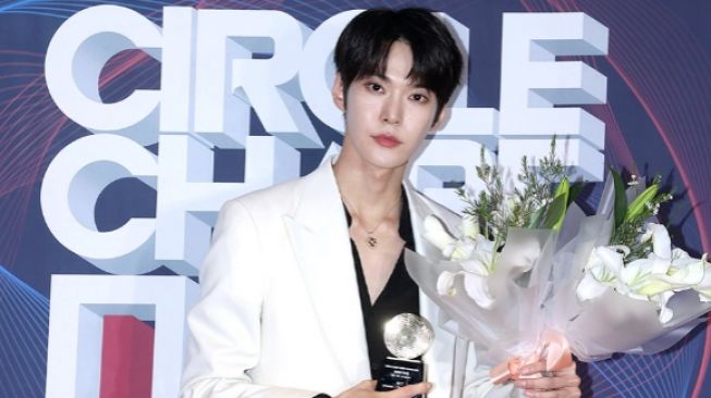 Kocak, Doyoung NCT Tiru Gaya Gong Myung di Red Carpet Circle Chart Awards