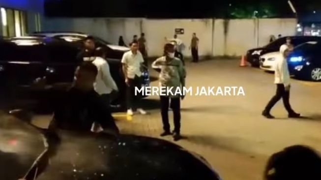 Viral Sejumlah Orang Mengamuk Rusak Mobil Pakai Parang Buntut Ribut Di Klub Malam, Polisi Turun Tangan