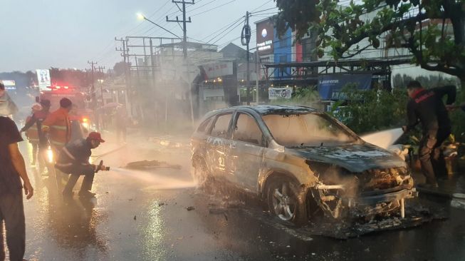 Hujan Lebat, Mobil Honda CRV Hangus Terbakar di Jalan Demang Lebar Daun Palembang