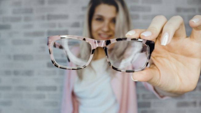 4 Tips Memilih Kacamata, Jangan Hanya Lihat Modelnya!