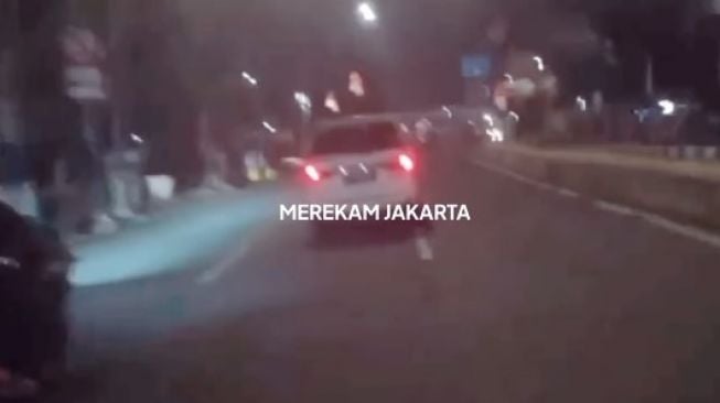 Diduga Tabrak Lari, Pengendara Mobil Tancap Gas Hindari Amukan Warga