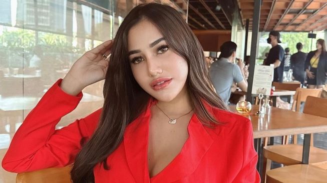 Dulu Berhijab, Oza Luthfia Akui Kini Hidup Enak jadi Sugar Baby Pria Bule