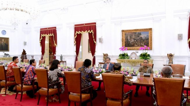 Presiden Joko Widodo atau Jokowi menerima kunjungan pengurus baru Persatuan Sepak Bola Seluruh Indonesia (PSSI) di Istana Merdeka, Jakarta, Senin (20/2/2023). [Foto: Muchlis Jr - Biro Pers Sekretariat Presiden]