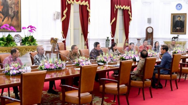 Presiden Joko Widodo atau Jokowi menerima kunjungan pengurus baru Persatuan Sepak Bola Seluruh Indonesia (PSSI) di Istana Merdeka, Jakarta, Senin (20/2/2023). [Foto: Muchlis Jr - Biro Pers Sekretariat Presiden]