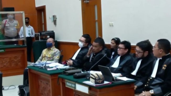 The trial in the drug case involving Inspector General Teddy Minahasa at the West Jakarta District Court on Monday (20/2/2023).  (Suara.com/Faqih Faturrahman