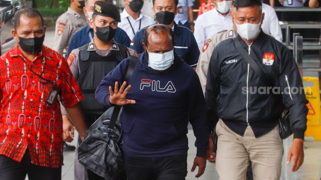 Sempat Buron, Bupati Mamberamo Tengah Ricky Ham Pagawak Tiba di Gedung KPK